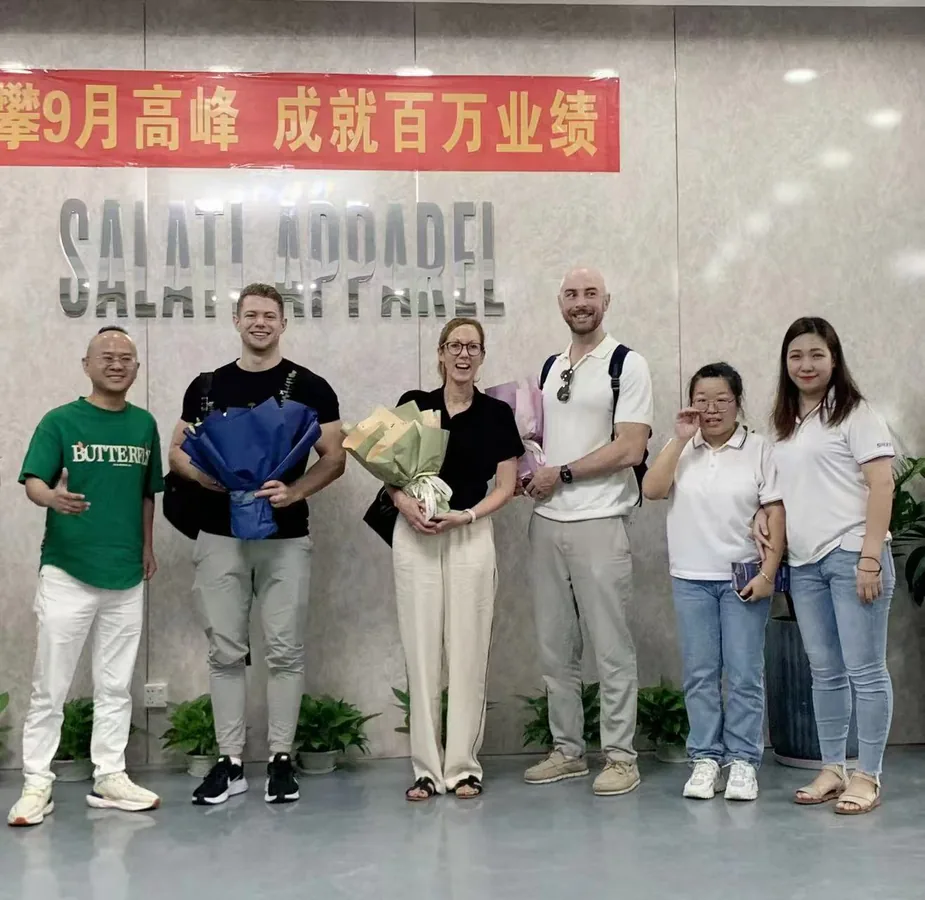 Customers and the SALATI team standing together during a company visit